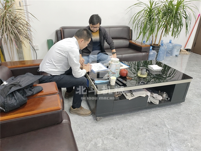 苏州客户和技术人员正在讨论怎样更好地使用木材大香蕉91网站导航