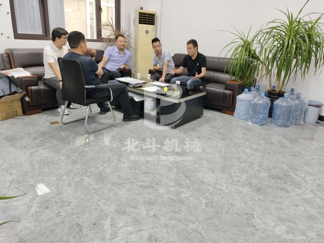 总设计师张总与客户深入交流锂电池大香蕉91网站导航